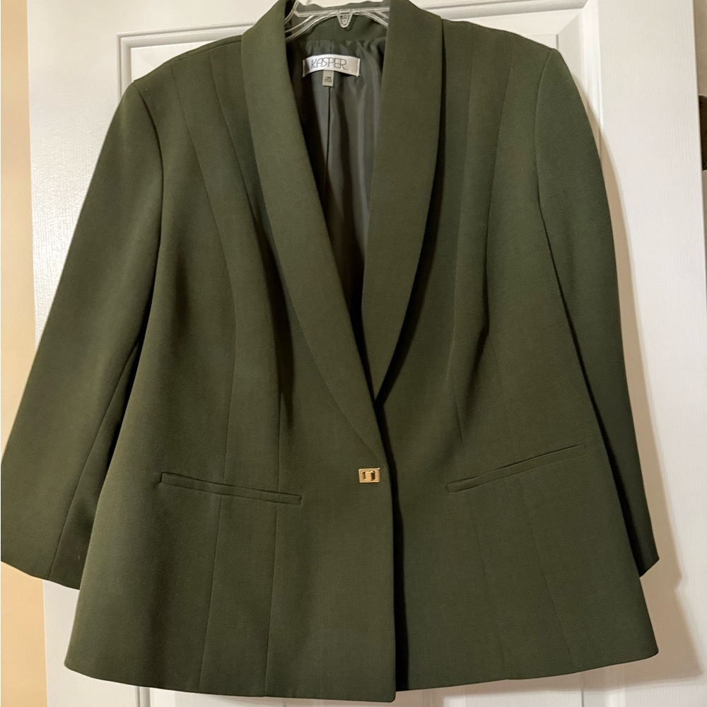 Women’s Kasper hunter green suit blazer. Size 18W. Excellent condition.